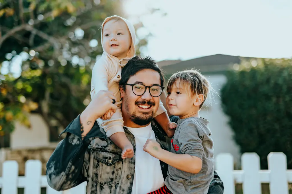 Padre con dos hijos pequeños.